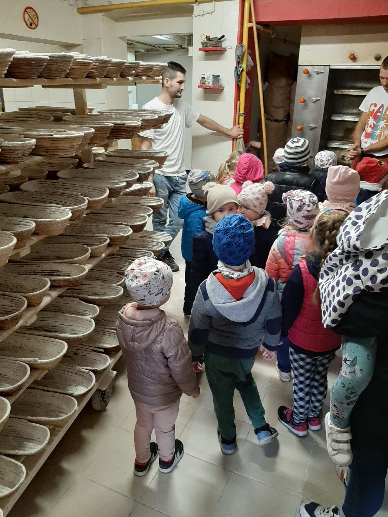 Przedszkolaki wybrały się z wizytą do Piekarni Jo-Mar w Gogołowej