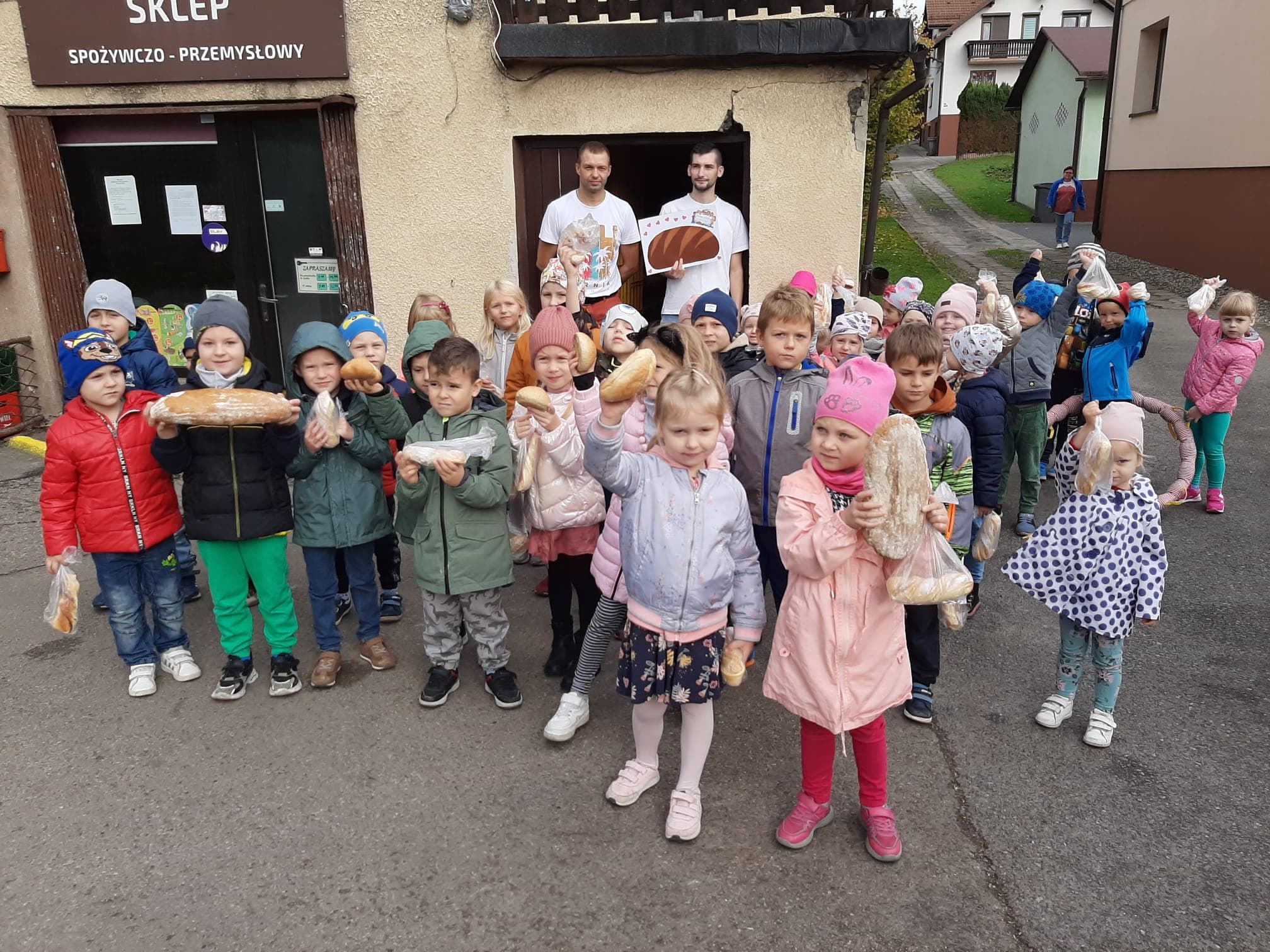 Przedszkolaki wybrały się z wizytą do Piekarni Jo-Mar w Gogołowej