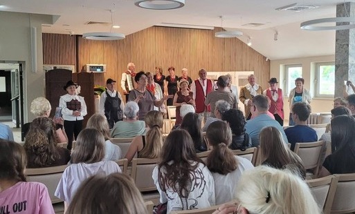 Zdjęcie do Klasy VII i VIII na spektaklu Teatru &bdquo;Kredens&rdquo;